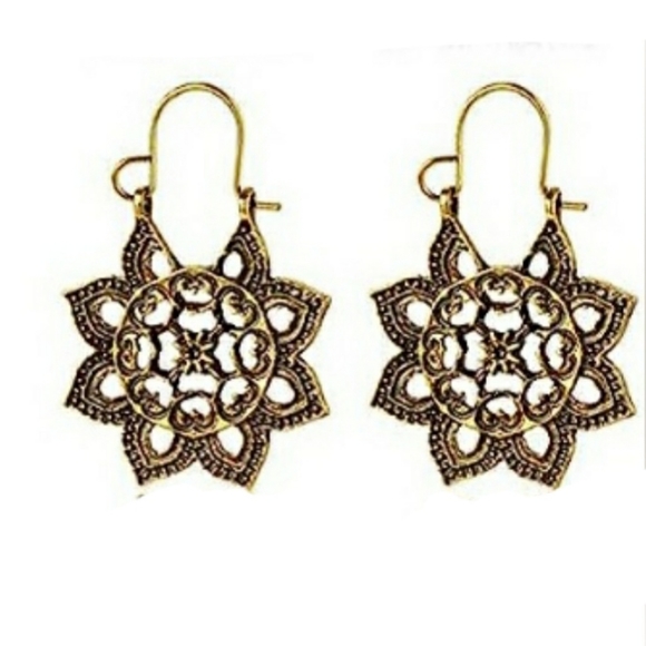 Jewelry - Gold Vintage Style Earrings